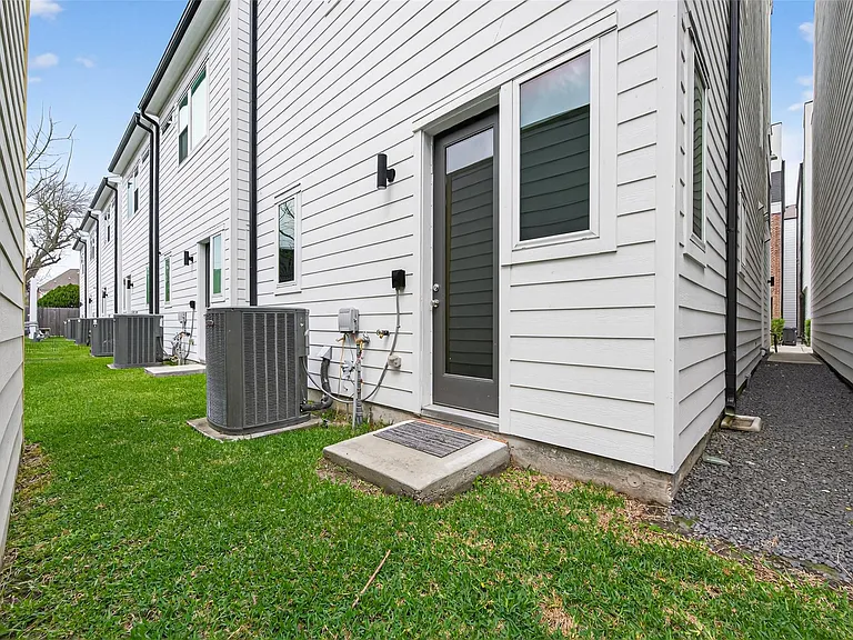 5841 Dolores St — Photo 40