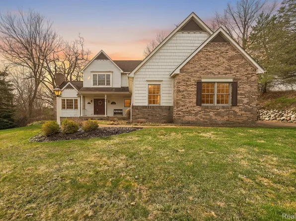 7798 Lee Rd, Brighton, MI 48116