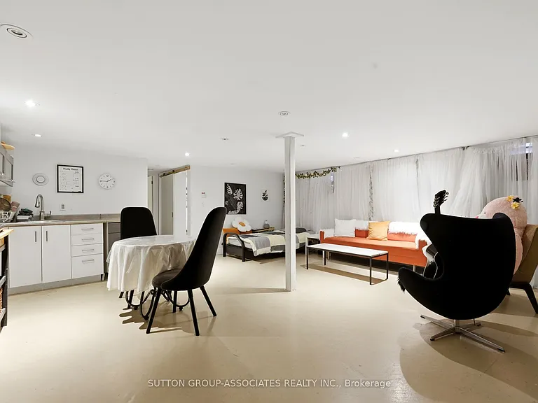 33 Albany Ave — Photo 41
