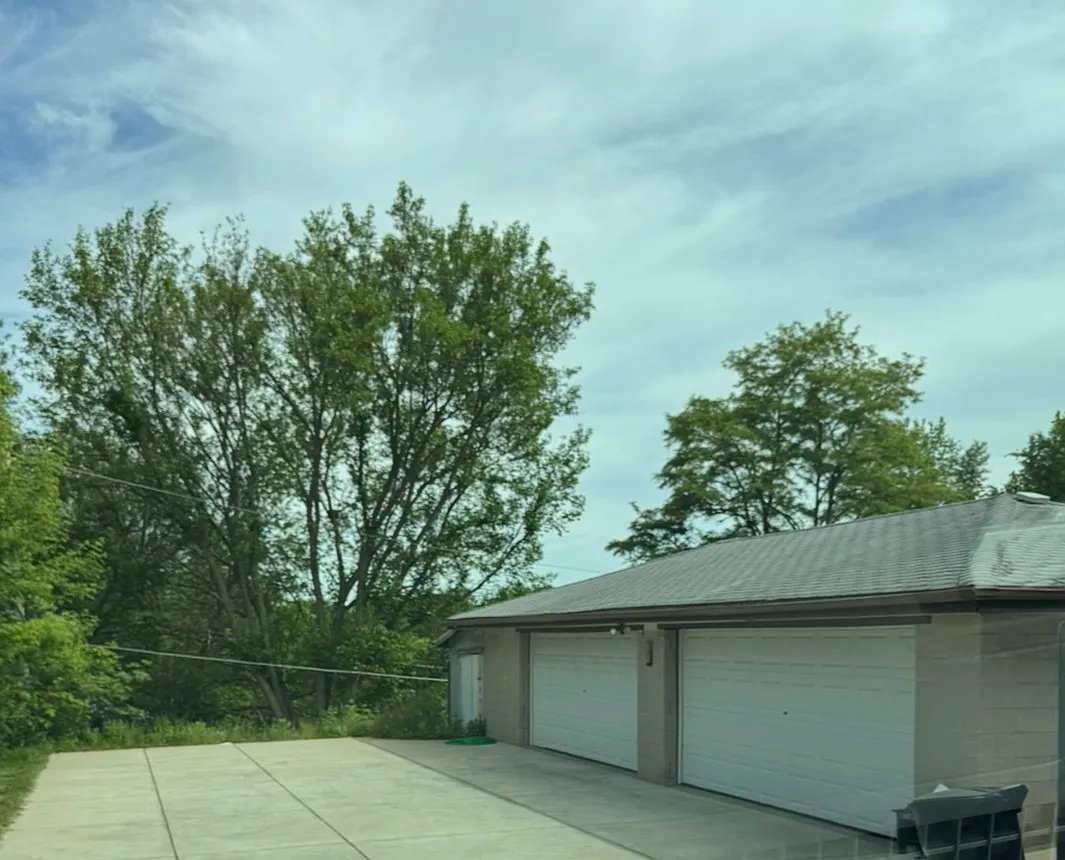 3 bed, 2400 sqft, $2,800 — Photo 2