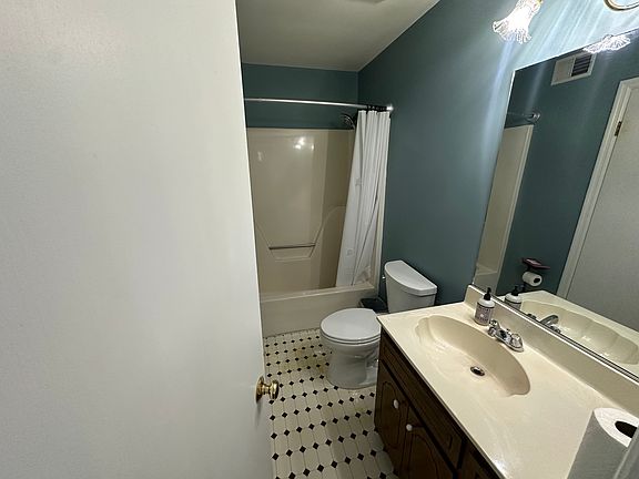 5th image of 656 Clinton Way W