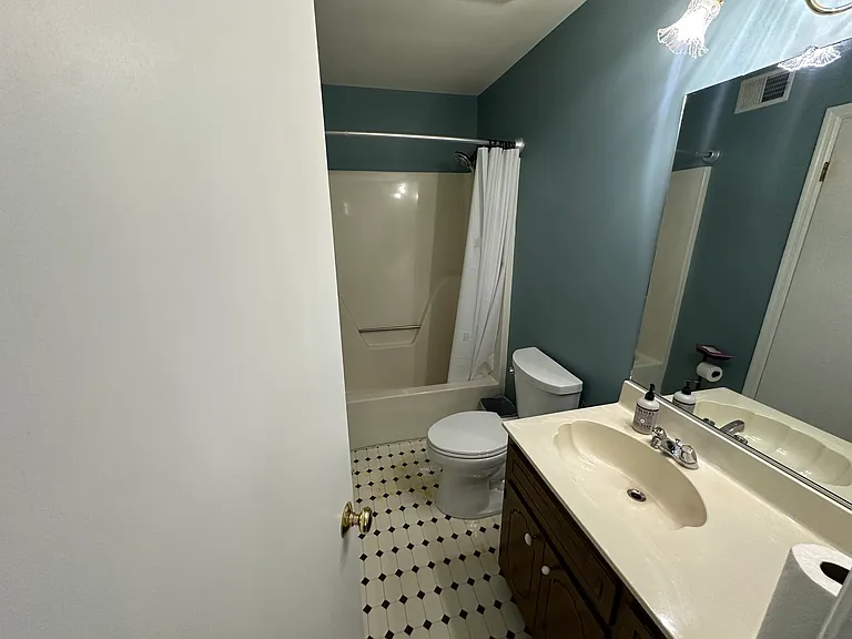 656 Clinton Way W — Photo 3