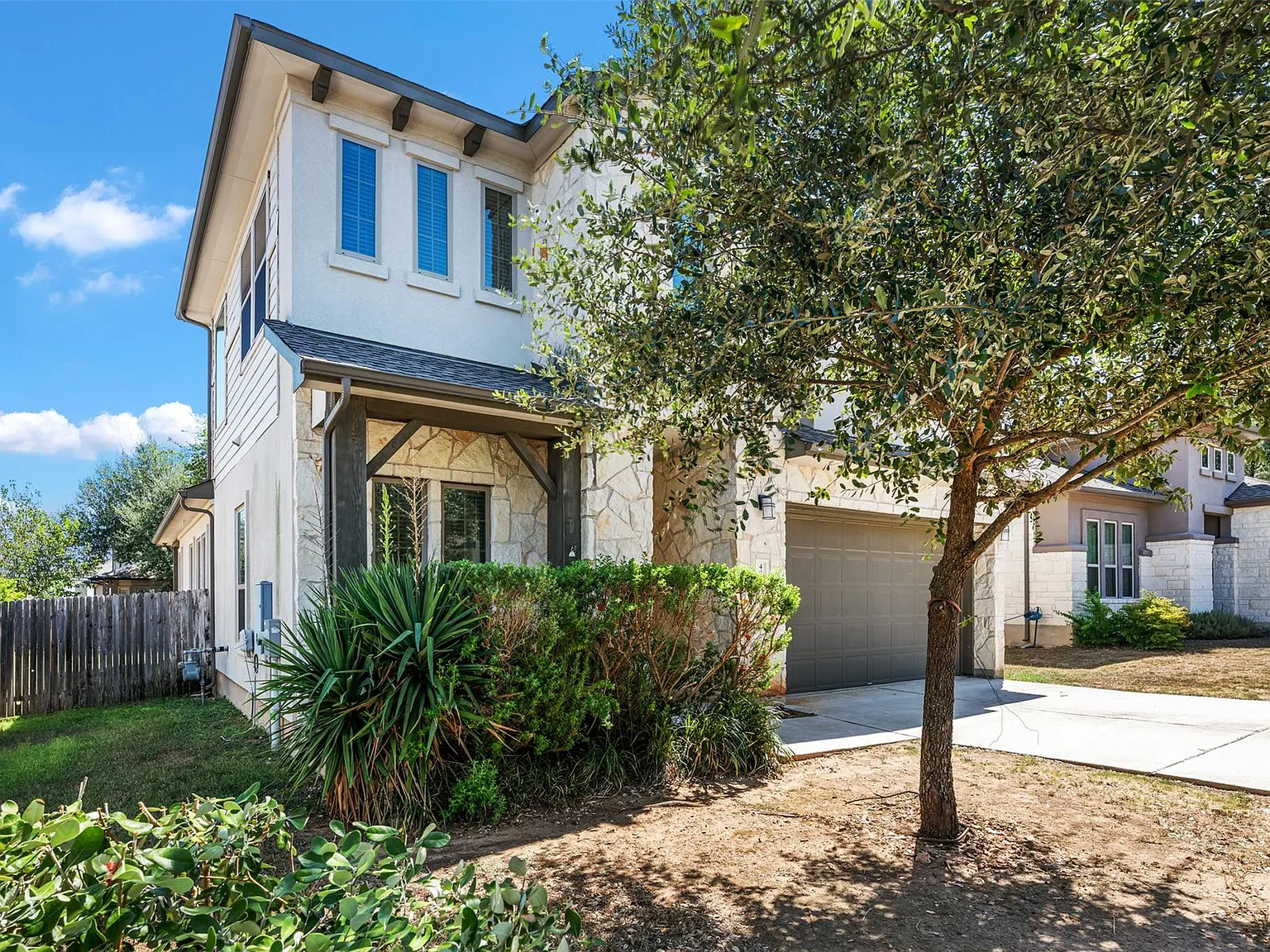 4 bed, 2.5 bath, 2596 sqft, $3,550 — Photo 2