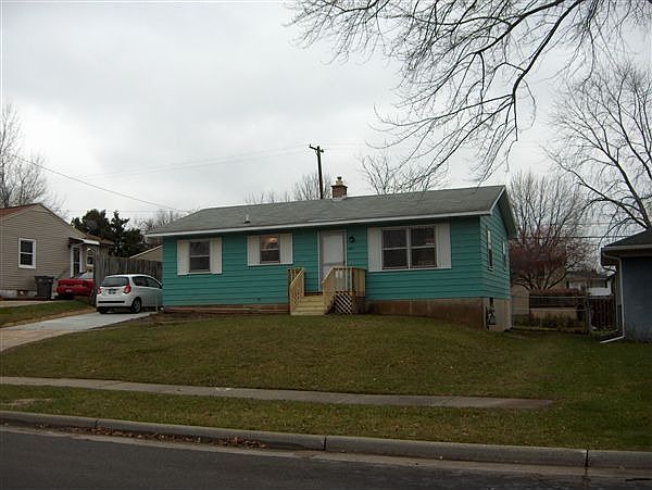 641 Cloverdale NW 002