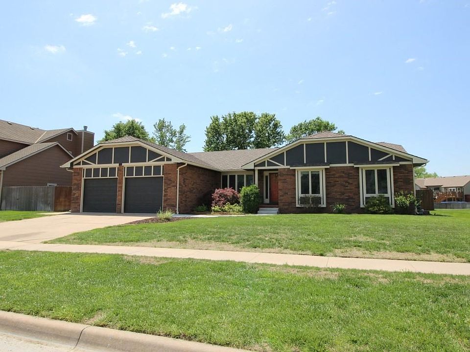 This ranch home is located in the fabulous Rainbow Lakes neighborhood.