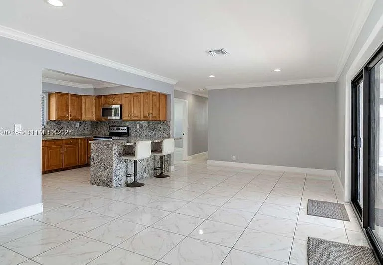 913 SW 49th Ave — Photo 7