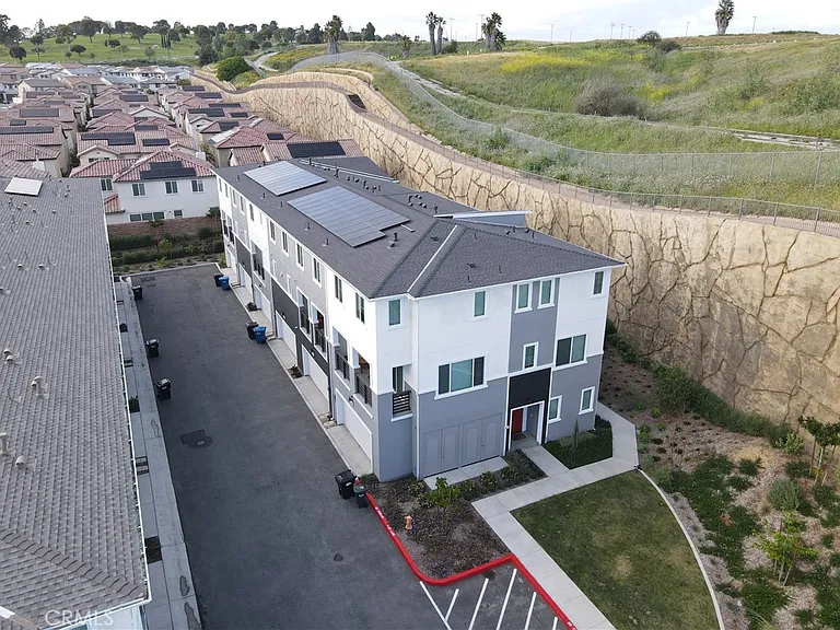 1487 Skyline Ln — Photo 37