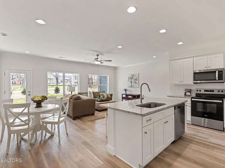 1402 Summer Meadow Dr — Photo 5