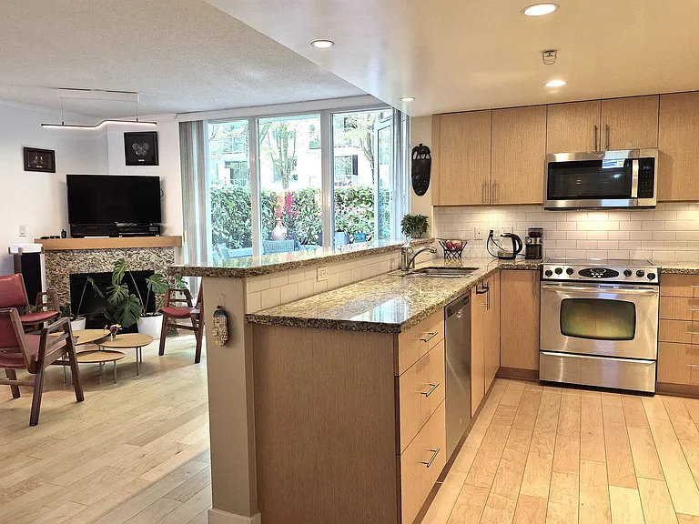 150 Prior St — Photo 3