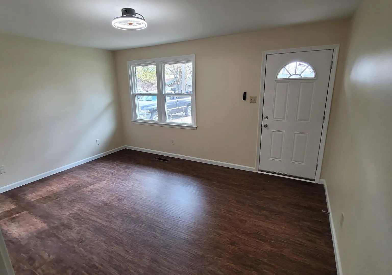 719 Rose Dr — Photo 2