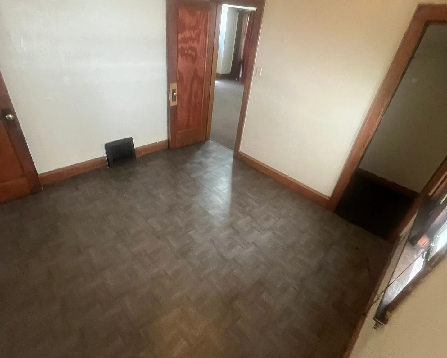 Spacious 2Bedroom Upper Duplex — Photo 4