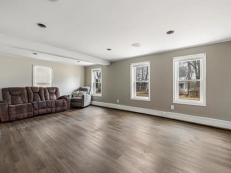 400 Main St #1 — Photo 2