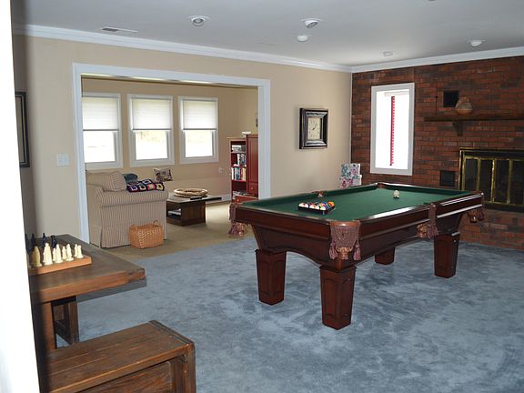 LOWER LEVEL FAMILY ROOM