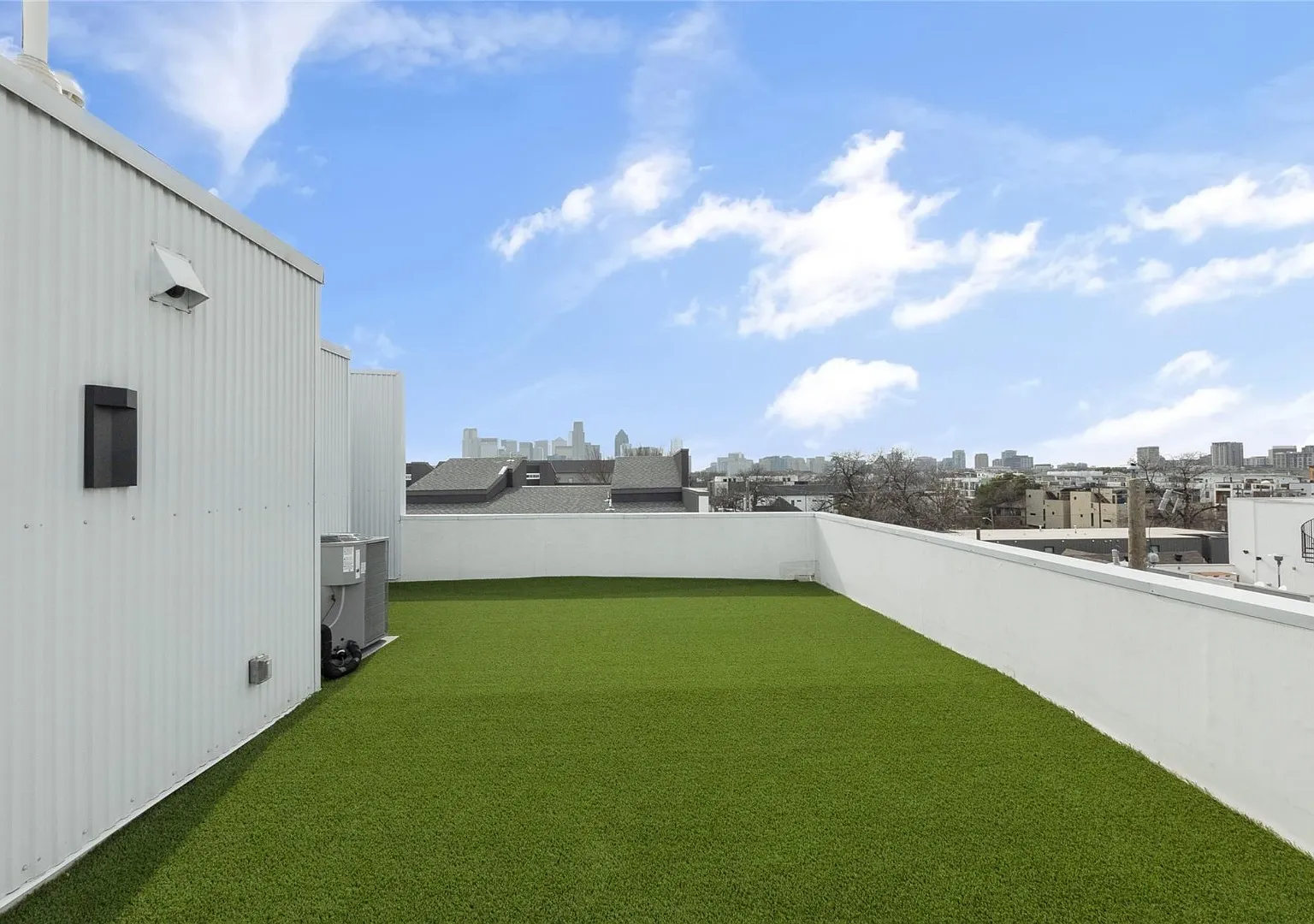 Elevated Urban Living with a Private Rooftop Patio — Photo 3