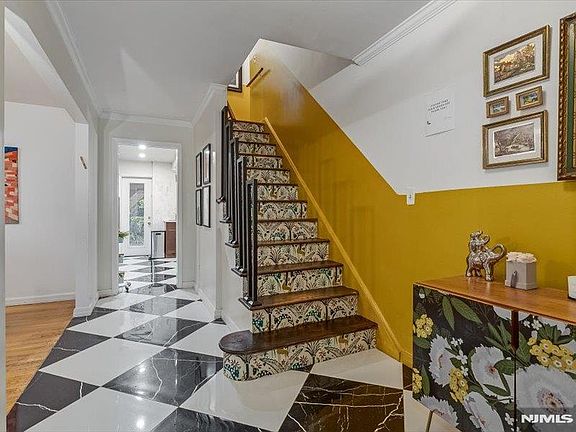 4th image of 372 McKinley Blvd