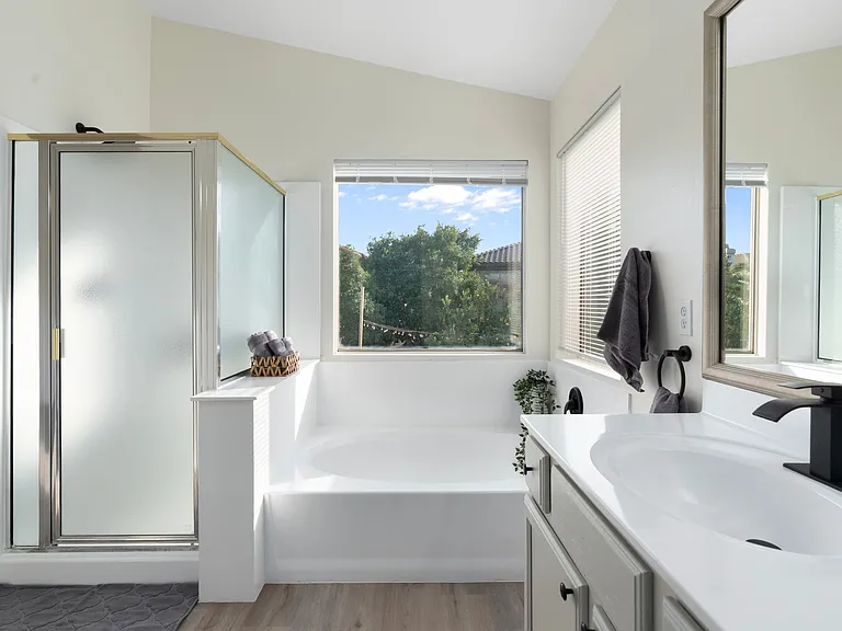 487 E Cantebria Dr — Photo 13