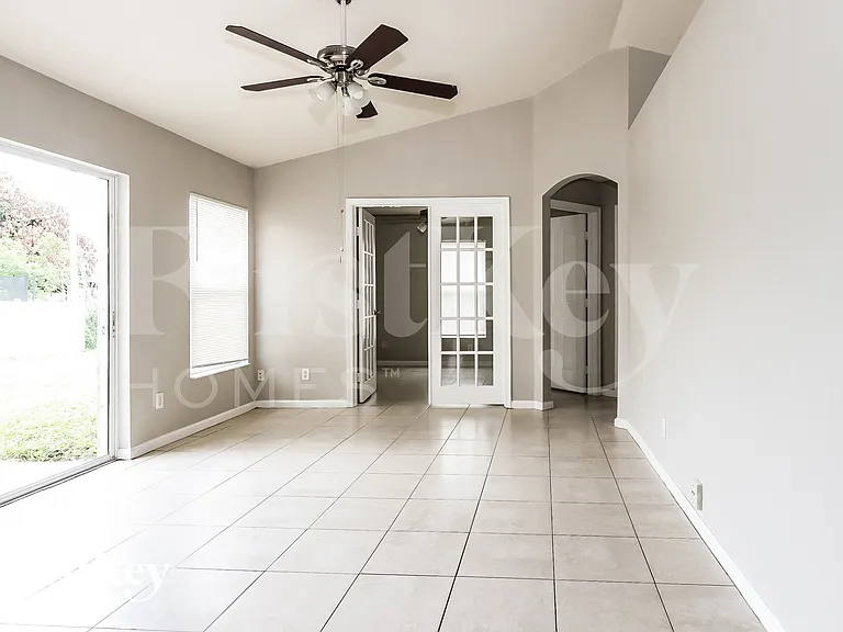 662 SW Sandbar Ter — Photo 3