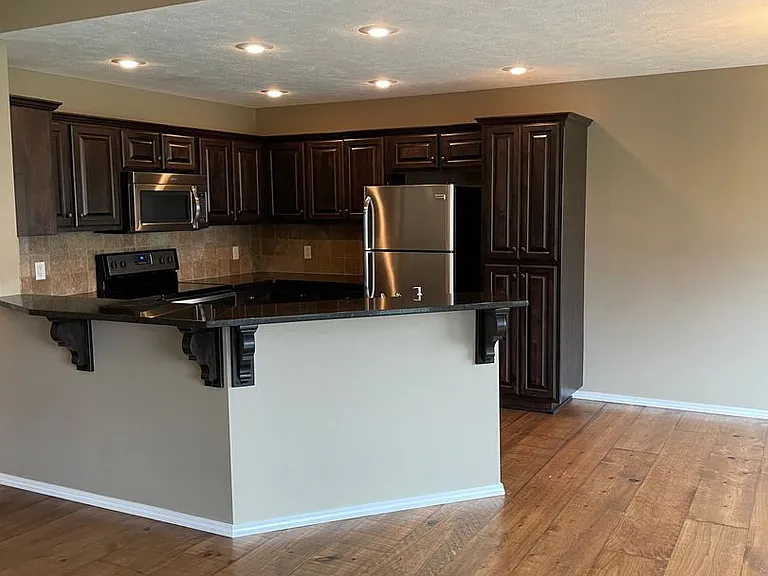 476 W Madrid St — Photo 5
