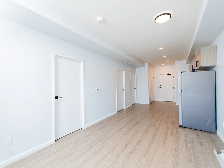 528 Lancaster St W — Photo 16