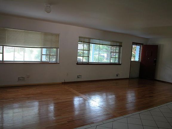 4th image of 72 Larch Dr
