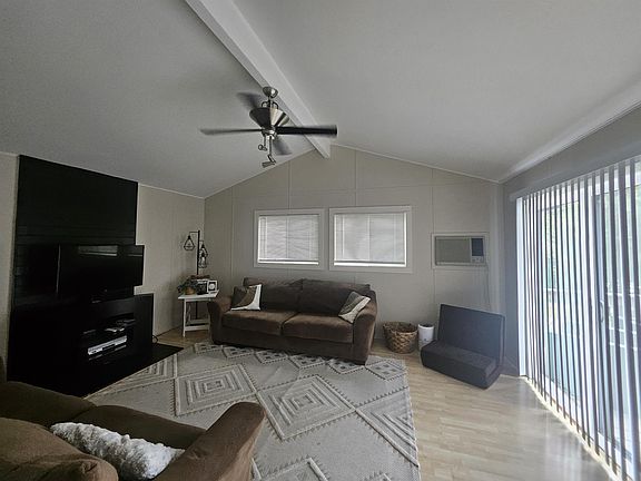4th image of 74 Eastside Dr