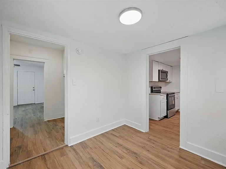 906 E Houston St — Photo 9