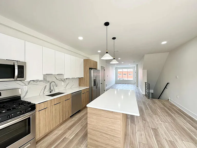 2520 E Tioga St — Photo 5