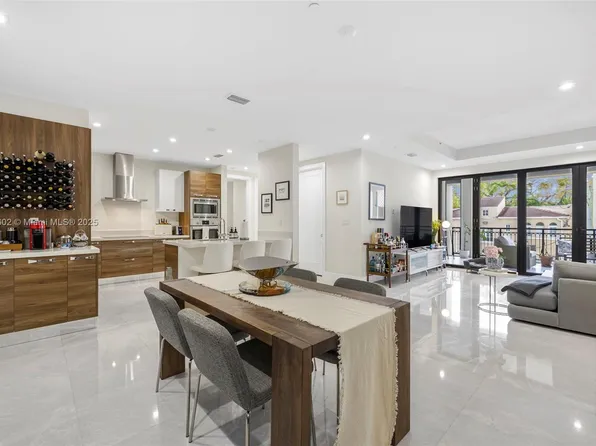 718 Valencia Ave #206, Coral Gables, FL 33134