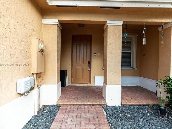 5th image of 913 NE 42nd Ave