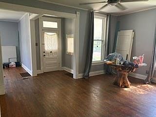 5th image of 909 W 10th St