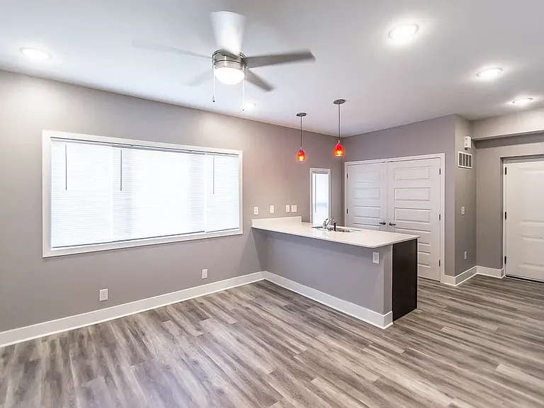 221 E Kirkwood Ave — Photo 17
