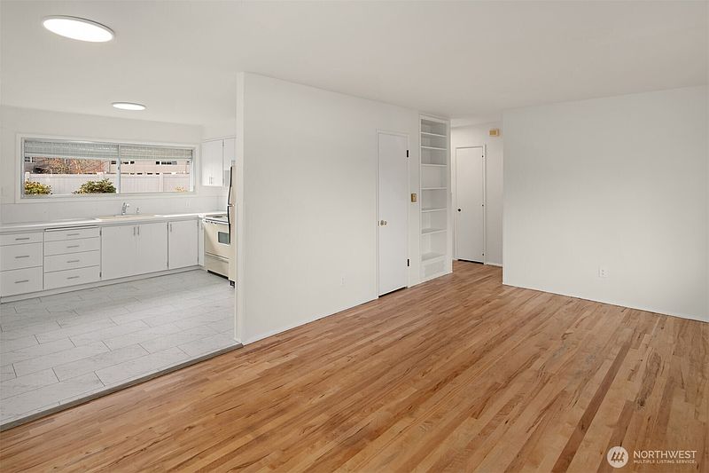 4th image of 1032 16th Street NE