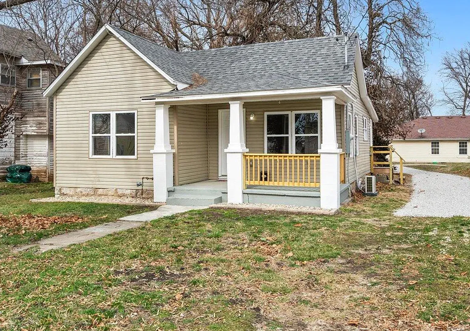 2 bedroom | 1 bathroom | Remodeled | Quiet street | Pets welcome! — Photo 2