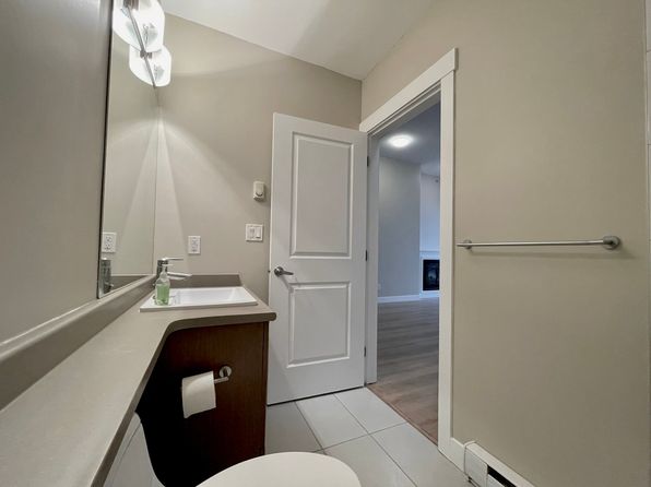 2 bedroom rental in Surrey — photo 17