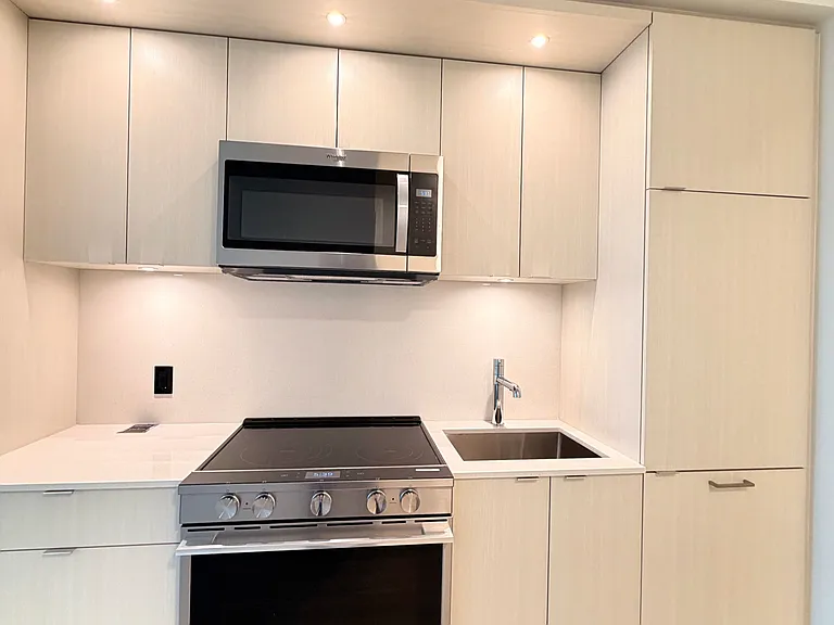 60 Central Park Dr #Penthouse 02 — Photo 14