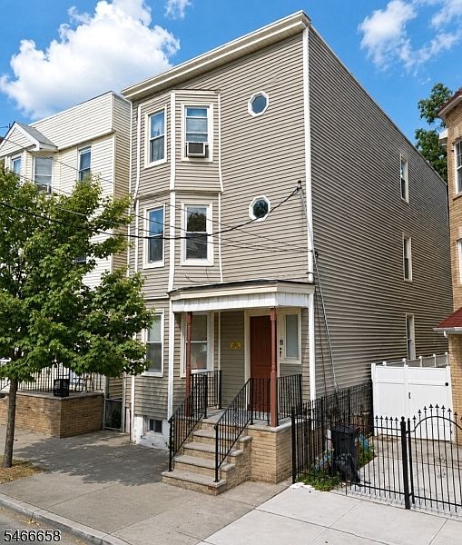 1st image of 109 S 12Th St