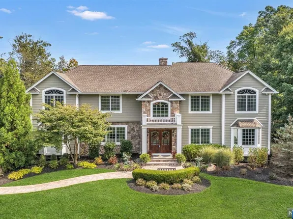 107 Tam O Shanter Dr, Mahwah, NJ 07430