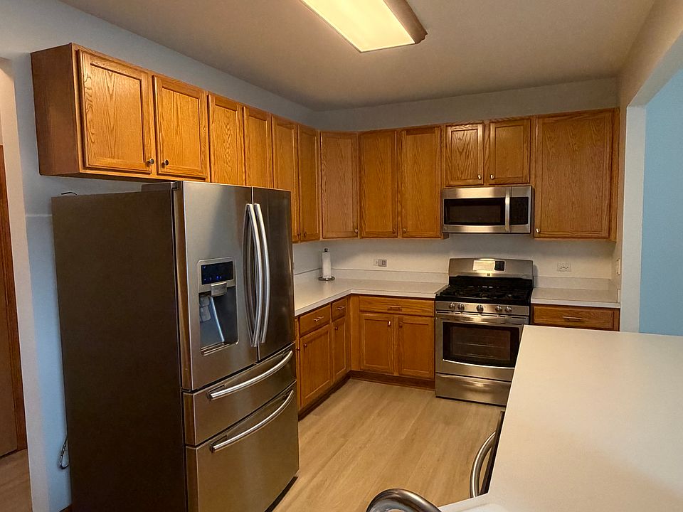 Stainless appliances, good storage space, pantry