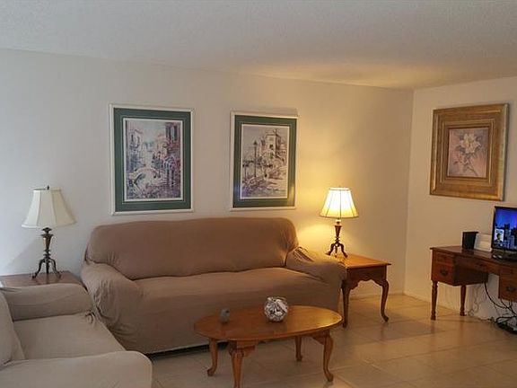 3rd image of 989 Whitman Dr