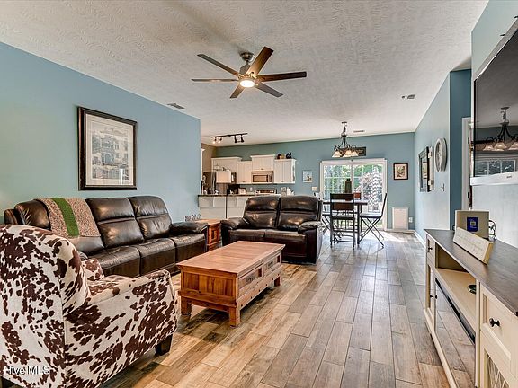 5th image of 833 Westlawn Drive