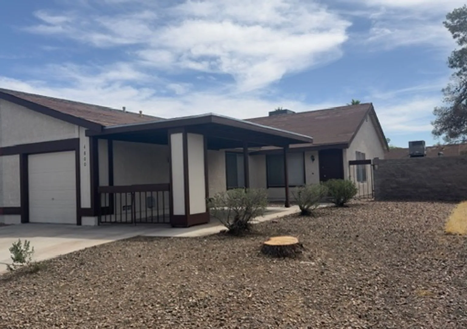 Beautiful home with attached patio, garage & carport — Photo 1