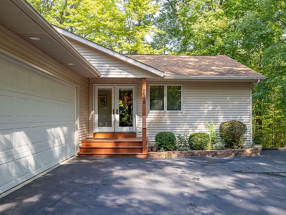 3rd image of 8940 Jenny Ln