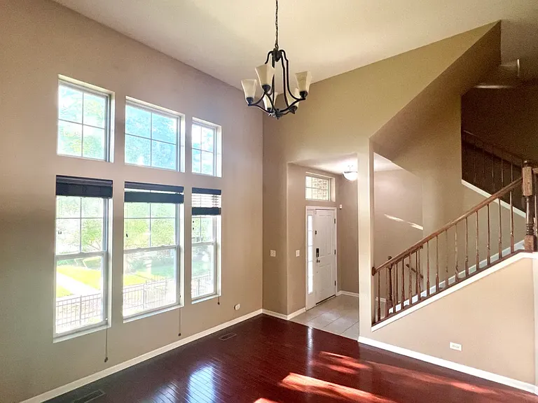 546 Grosvenor Ln — Photo 4
