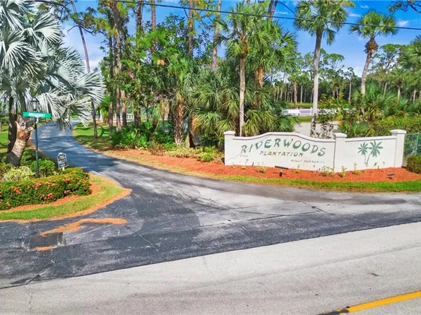 4550 Split Log LN E, ESTERO, FL 33928