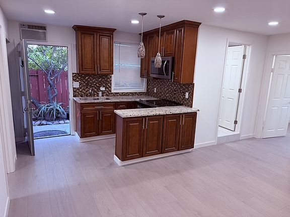 5th image of 3218 Windsor Pl #B