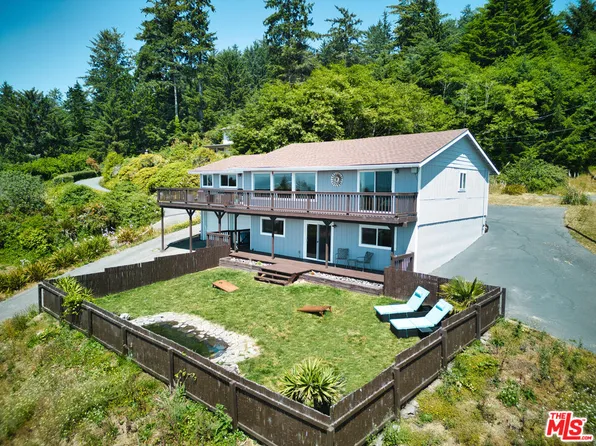 13881 Ocean View Dr, Smith River, CA 95567