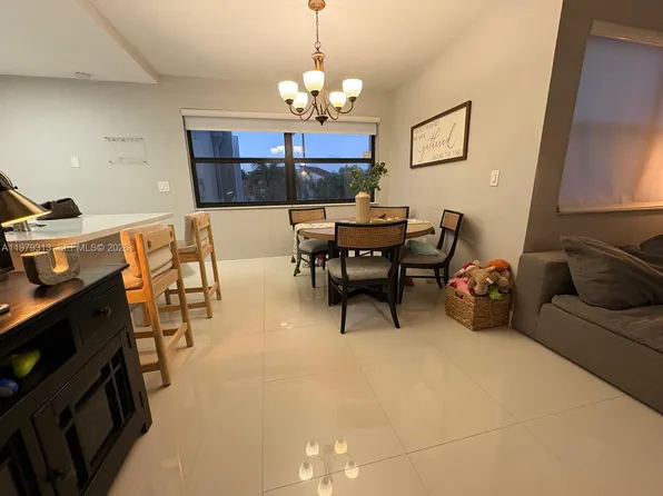 10280 NW 9th Street Cir APT 202, Miami, FL 33172