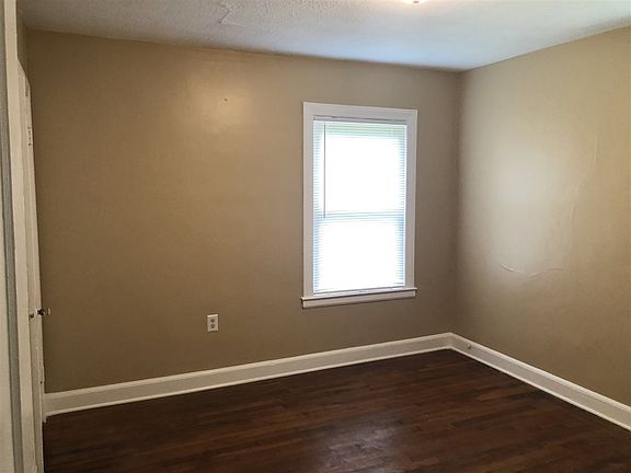 3rd image of 953 Parkhaven Ln