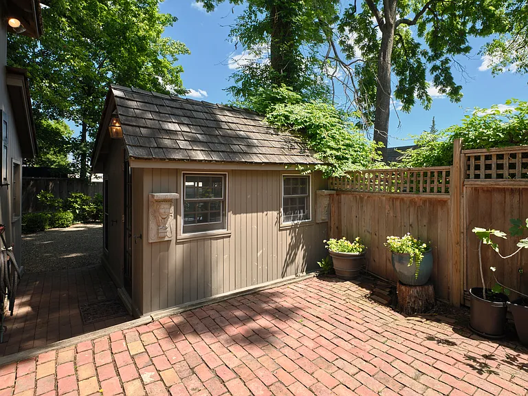 Exterior Studio/Office