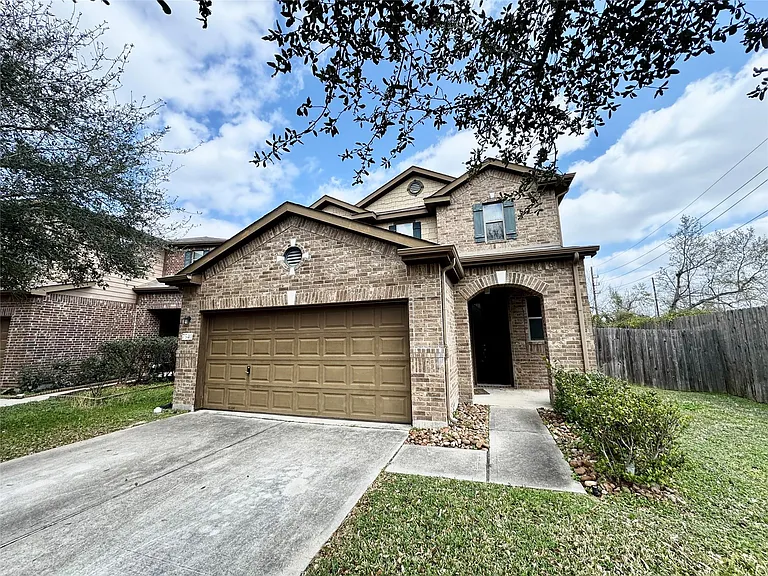 7540 Connemara Dr — Photo 1